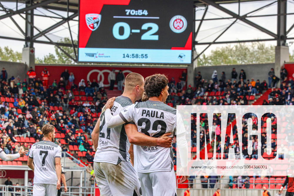 Schoenes Bild fuer Raul Paula (SV Wehen Wiesbaden, Nr.32) mit der Stadionanzeige zum 0:2 fuer Wiesbaden. Lange haelt sich dieser Torschstand jedoch nicht beim Spiel FC Ingolstadt 04 gegen SV Wehen Wiesbaden am 11.10.2026, DFB regulations prohibit any use of photographs as image sequences and or quasi-video. GER, Fussball, 3. Liga, Spieltag 8, FC Ingolstadt 04 gegen SV Wehen Wiesbaden, 11.10.2026, Audi Sportpark Ingolstadt