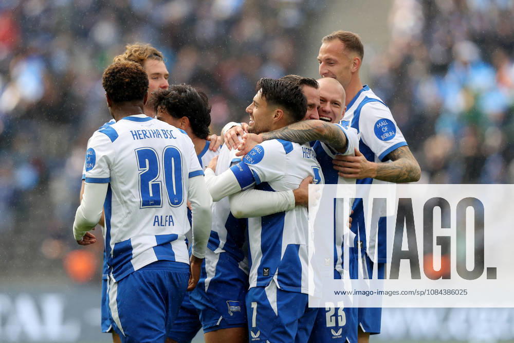 Fussball 2.Bundesliga, Hertha BSC Berlin - SpVgg Greuther Fuerth v.l. Torjubel nach dem Tor zum celebrating the goal celebrate 2:0 durch Paul Seguin (Hertha BSC Berlin) Berlin