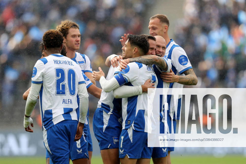 Fussball 2.Bundesliga, Hertha BSC Berlin - SpVgg Greuther Fuerth v.l. Torjubel nach dem Tor zum celebrating the goal celebrate 2:0 durch Paul Seguin (Hertha BSC Berlin) Berlin