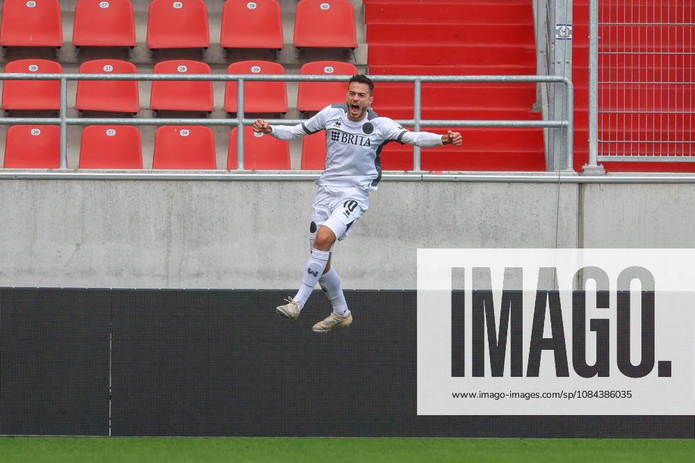 Ingolstadt, Deutschland 11. Oktober 2026: 3. Liga - 2026 2027 - 8. Spieltag - FC Ingolstadt 04 gegen SV Wehen Wiesbaden Im Bild: Torschütze Robin Kalem (SVWW) jubelt nach seinem Tor zum 2:3 DFB DFL regulations prohibit any use of photographs as image sequences and or quasi-video