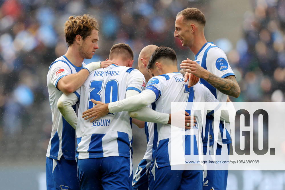Fussball 2.Bundesliga, Hertha BSC Berlin - SpVgg Greuther Fuerth v.l. Torjubel nach dem Tor zum celebrating the goal celebrate 2:0 durch Paul Seguin (Hertha BSC Berlin) Berlin