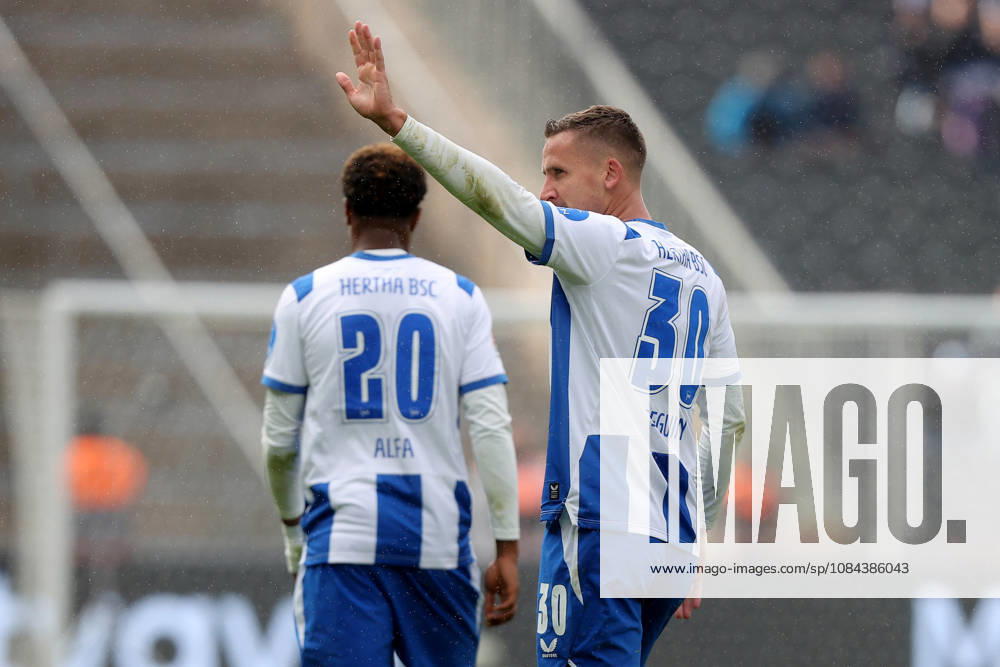 Fussball 2.Bundesliga, Hertha BSC Berlin - SpVgg Greuther Fuerth v.l. Torjubel nach dem Tor zum celebrating the goal celebrate 2:0 durch Paul Seguin (Hertha BSC Berlin) Berlin