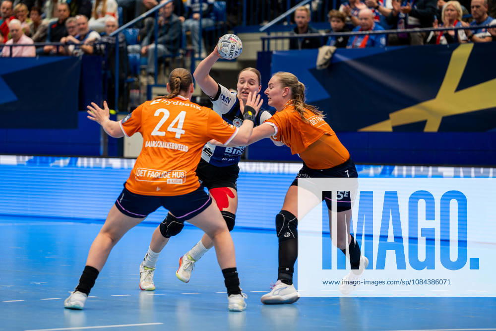 HSG Blomberg-Lippe (GER) vs. Odense Handbold (DEN), Handball, EHF Champions League Women, Gruppenphase, 11.10.2026, Saision 2026 2027, Lemgo Nieke Kuehne (HSG Blomberg-Lippe, 09) im Zweikampf gegen Romee Maarschalkeweerd (Odense Handbold, 24) und Viola Charlotte Leuchter (Odense Handbold, 07) Lemgo Phoenix Contact Arena Deutschland