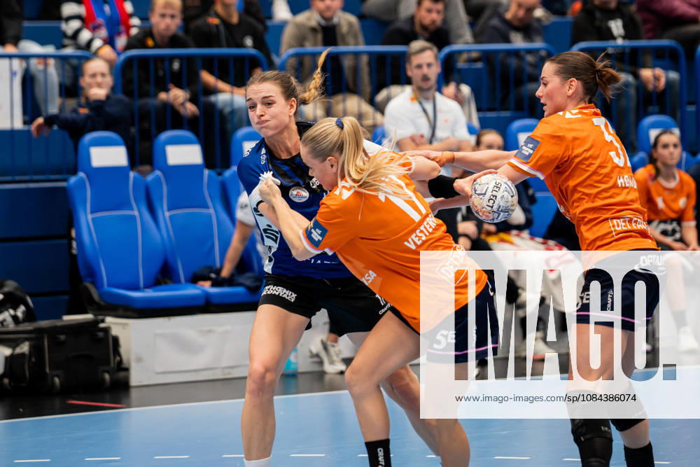 HSG Blomberg-Lippe (GER) vs. Odense Handbold (DEN), Handball, EHF Champions League Women, Gruppenphase, 11.10.2026, Saision 2026 2027, Lemgo Isabelle Axmann (HSG Blomberg-Lippe, 11) im Zweikampf mit Matilde Marie Vestergaard (Odense Handbold, 17) Lemgo Phoenix Contact Arena Deutschland