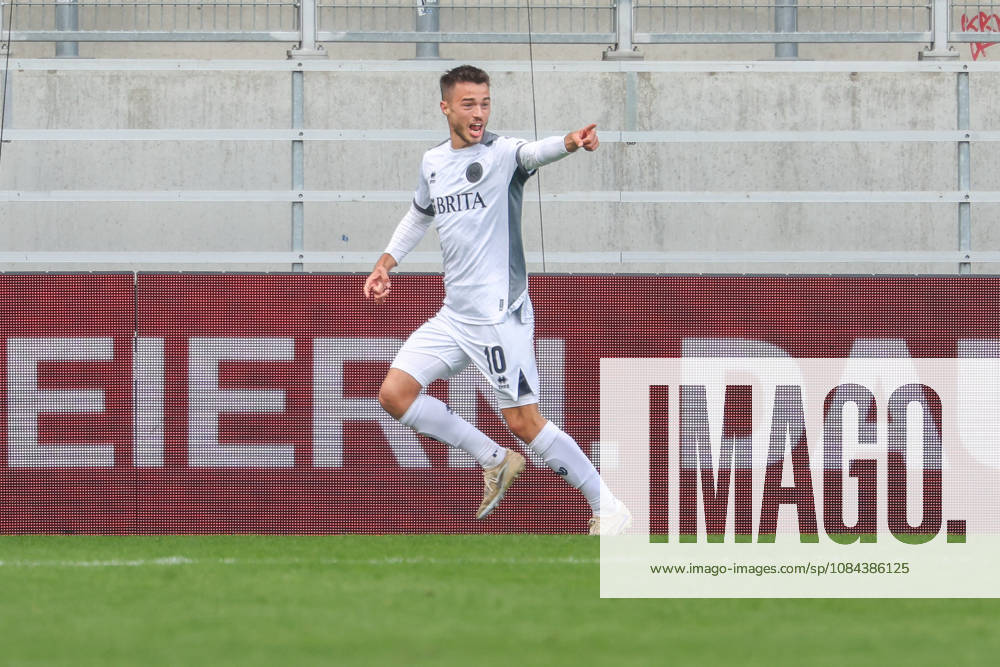 Ingolstadt, Deutschland 11. Oktober 2026: 3. Liga - 2026 2027 - 8. Spieltag - FC Ingolstadt 04 gegen SV Wehen Wiesbaden Im Bild: Torschütze Robin Kalem (SVWW) jubelt nach seinem Tor zum 2:3 DFB DFL regulations prohibit any use of photographs as image sequences and or quasi-video