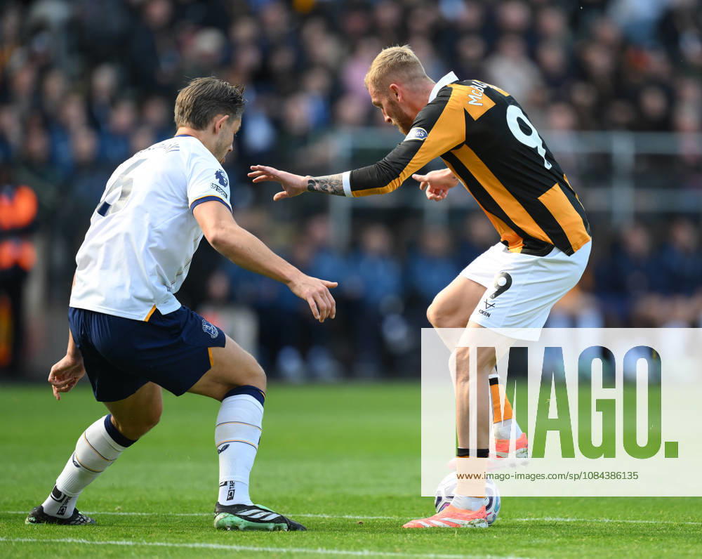 Hull City v Everton Premier League Hull City s Oli McBurnie and Everton s James Tarkowski during the Premier League match at the MKM Stadium, Hull 11 10 2026 UK Newspapers OUT