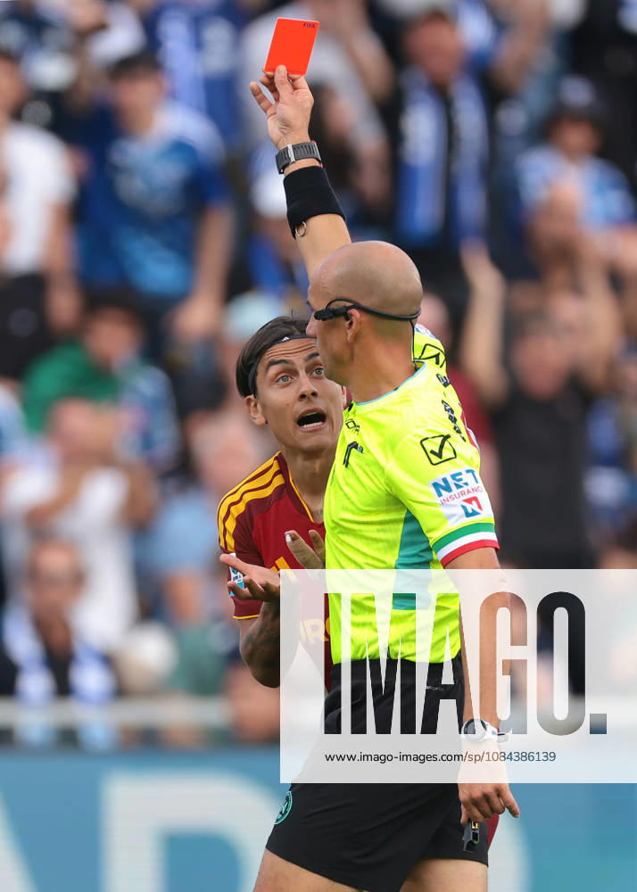 Como 1907 v AS Roma - Serie A - Season 2026-2027 Como, Italy, 11th October 2026. during the Como 1907 vs AS Roma Serie A match at Stadio Giuseppe Sinigaglia, Como. Picture credit should read: Jonathan MoscropComo, Italy, 11th October 2026. Paulo Dybala of AS Roma protests to the Referee Michael Fabbri as he shows a red card Donyell Malen of AS Roma following a challenge on Kaiki Bruno Da Silva of Como 1907 during the Como 1907 vs AS Roma Serie A match at Stadio Giuseppe Sinigaglia, Como. Picture credit should read: Jonathan Moscrop Como Stadio Giuseppe Sinigaglia Italy
