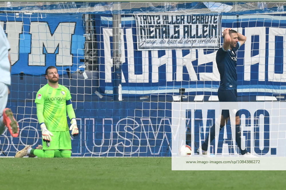 Entsetzen bei Torwart Timo Horn (VfL Bochum), li., nach dem 0:1 11.10.2026, Fussball 2. Bundesliga, Saison 2026 2027, 7. Spieltag, VfL Bochum - Arminia Bielefeld DFL regulations prohibit any use of photographs as image sequences and or quasi-video Bochum Vonovia Ruhrstadion Nordrhein Westfalen Deutschland