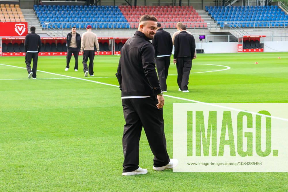Fussball: Liechtenstein: Brack Super League 2026 2027 - 10. Spieltag, 11.10.2026, 16:30 Uhr - FC Vaduz vs. FC Basel 1893 - Rheinpark Stadion (Vaduz, Liechtenstein); Xherdan Shaqiri läuft zum ersten Mal in dieser Saison ins Stadion hinein. Vaduz Rheinparkstadion Vaduz Liechtenstein