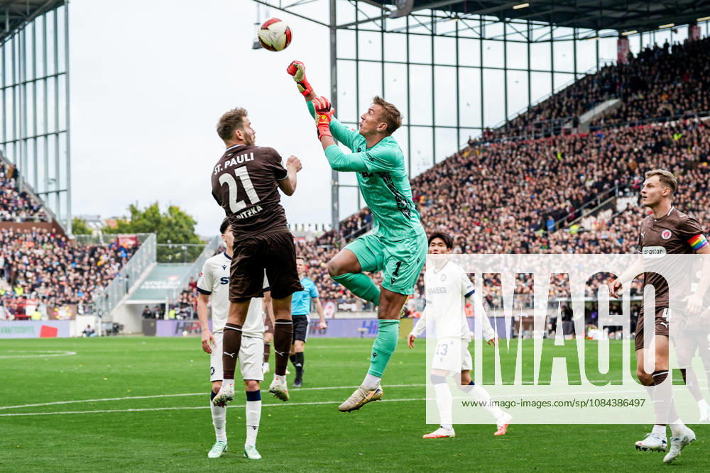 Deutschland: Fußball 2. Bundesliga 2026 27, 7. Spieltag FC St. Pauli vs Karlsruher SC Millerntor-Stadion (Hamburg St. Pauli): Hans Christian Bernat (Karlsruher SC, 1), Lars Ritzka (FC St. Pauli, 21), Strafraum, Ecke