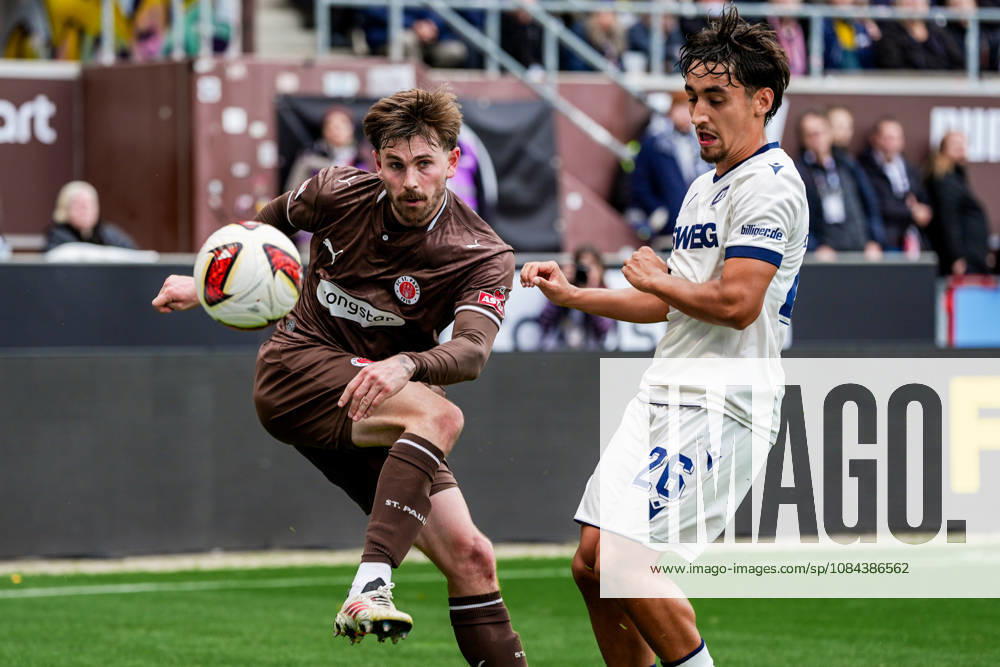 Deutschland: Fußball 2. Bundesliga 2026 27, 7. Spieltag FC St. Pauli vs Karlsruher SC Millerntor-Stadion (Hamburg St. Pauli): Connor Metcalfe (FC St. Pauli, 24), Danyal Zor (Karlsruher SC, 26)