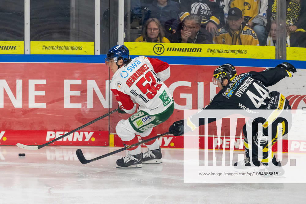 Zweikampf zwischen Enrico Henriquez (Augsburger Panther, 52) und Zack Dybowski (Krefeld Pinguine, 44). Krefeld Pinguine vs. Augsburger Panther, Eishockey, Penny DEL, 08. Spieltag, Saison 2026 2027, 11.10.2026 Krefeld Pinguine vs. Augsburger Panther, Eishockey, Penny DEL, 08. Spieltag, Saison 2026 2027, 11.10.2026 Krefeld