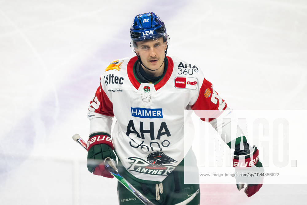 Noel Hoefenmayer (Augsburger Panther, 22) auf dem Weg zur Strafbank. Krefeld Pinguine vs. Augsburger Panther, Eishockey, Penny DEL, 08. Spieltag, Saison 2026 2027, 11.10.2026 Krefeld Pinguine vs. Augsburger Panther, Eishockey, Penny DEL, 08. Spieltag, Saison 2026 2027, 11.10.2026 Krefeld