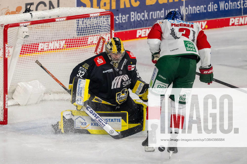 Alec McCrea (Augsburger Panther, 03) versolpert den Puk vor Juha Jatkola (Krefeld Pinguine, 32). Krefeld Pinguine vs. Augsburger Panther, Eishockey, Penny DEL, 08. Spieltag, Saison 2026 2027, 11.10.2026 Krefeld Pinguine vs. Augsburger Panther, Eishockey, Penny DEL, 08. Spieltag, Saison 2026 2027, 11.10.2026 Krefeld