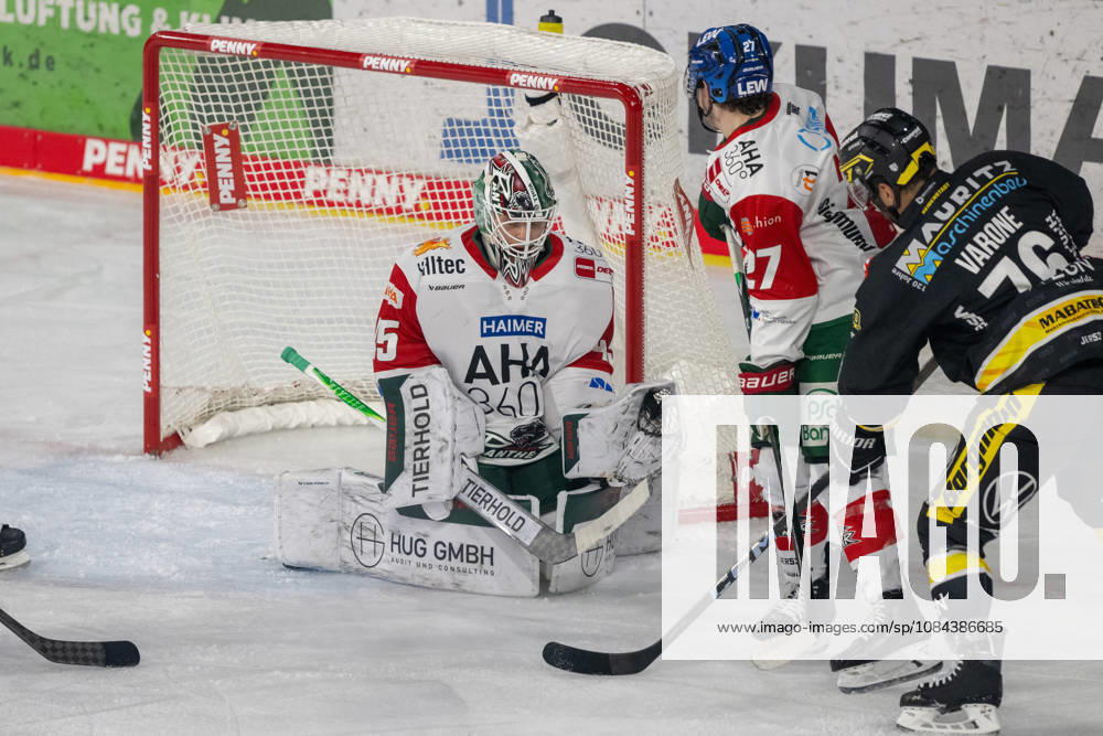 Markus Keller (Augsburger Panther, 35) hat den Puk sicher. Dabei Kyle Mayhew (Augsburger Panther, 27) und Phil Varone (Krefeld Pinguine, 76). Krefeld Pinguine vs. Augsburger Panther, Eishockey, Penny DEL, 08. Spieltag, Saison 2026 2027, 11.10.2026 Krefeld Pinguine vs. Augsburger Panther, Eishockey, Penny DEL, 08. Spieltag, Saison 2026 2027, 11.10.2026 Krefeld