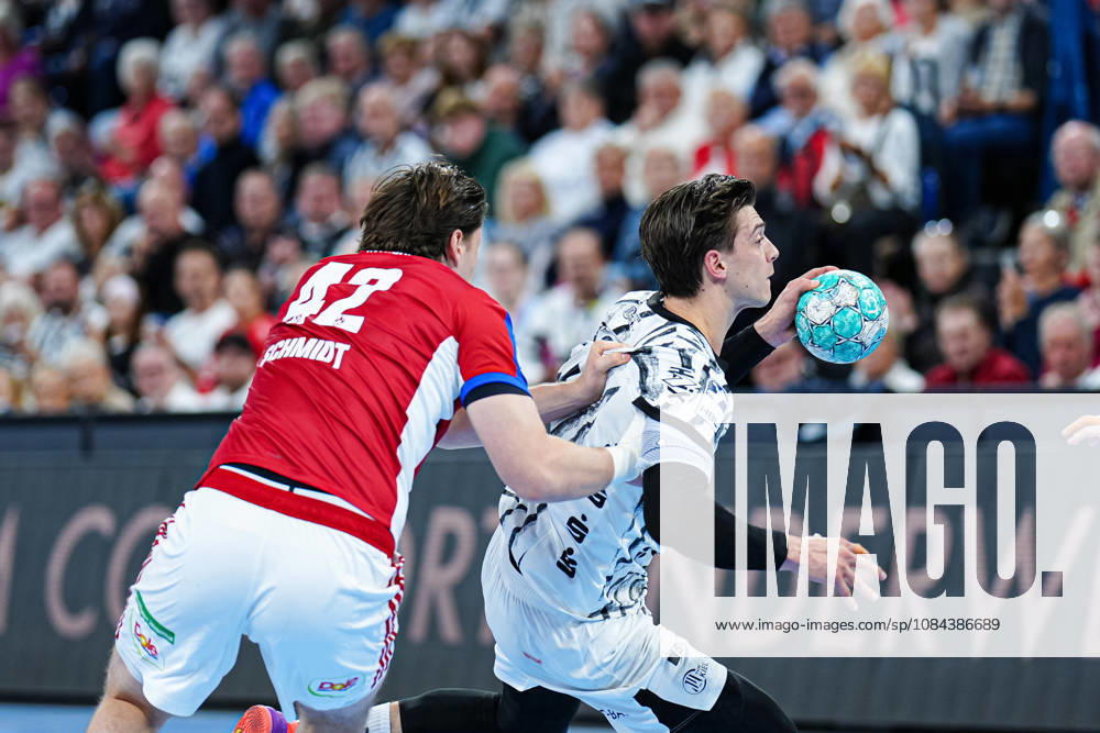 Jan-Chirstian Schmidt (Handball Club Hamburg, 42), Domen Makuc (THW Kiel, 35) GER, THW Kiel vs. Handball Club Hamburg, Handball, 1. Bundesliga, Spieltag 8, Saison 2026 2027, 11.10.2026 GER, THW Kiel vs. Handball Club Hamburg, Handball, 1. Bundesliga, Spieltag 8, Saison 2026 2027, 11.10.2026 Kiel