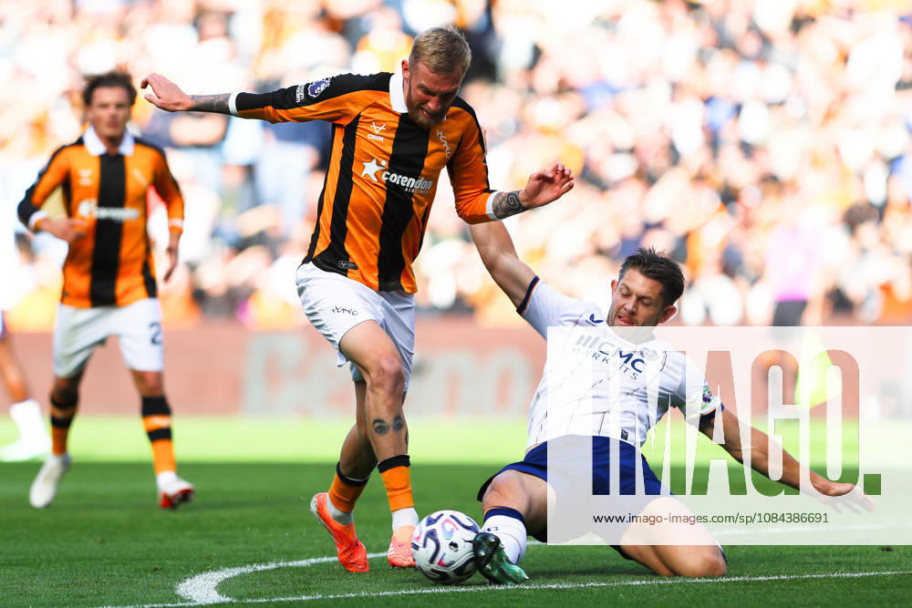 KINGSTON UPON HULL, ENGLAND, OCTOBER 11: Oli McBurnie of Hull City (L) is tackled by James Tarkowski of Everton FC (R) during a Premier League 2026-27 match between Hull City and Everton FC at the MKM Stadium on October 11, 2026 in Kingston Upon Hull, England. (Photo by Zach Forster Sports Press Photo)