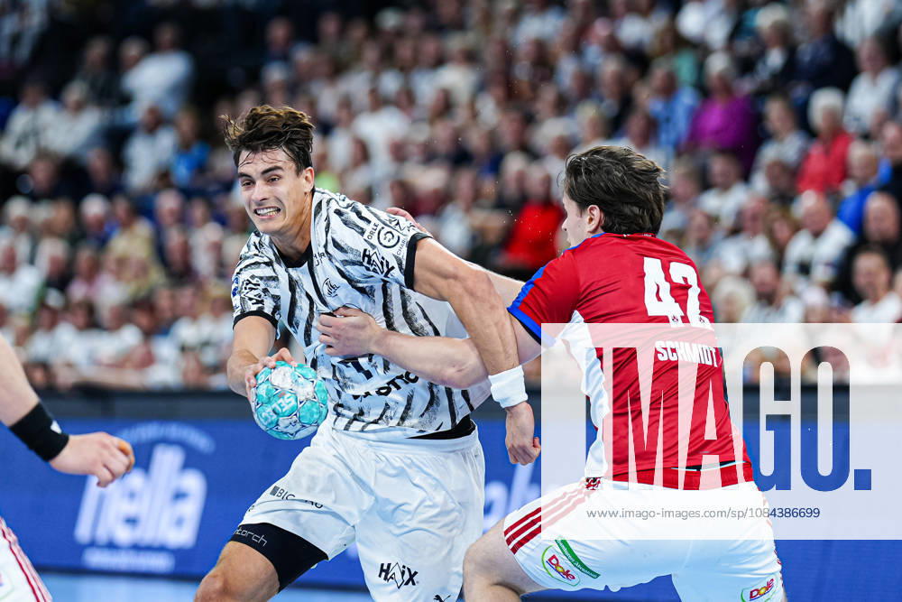 Julian Köster (THW Kiel, 07), Jan-Chirstian Schmidt (Handball Club Hamburg, 42) GER, THW Kiel vs. Handball Club Hamburg, Handball, 1. Bundesliga, Spieltag 8, Saison 2026 2027, 11.10.2026 GER, THW Kiel vs. Handball Club Hamburg, Handball, 1. Bundesliga, Spieltag 8, Saison 2026 2027, 11.10.2026 Kiel