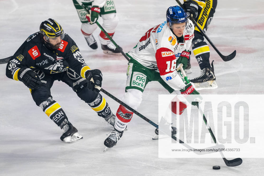 Zweikampf zwischen Davis Vandane (Krefeld Pinguine, 55) und Cameron Wright (Augsburger Panther, 16). Krefeld Pinguine vs. Augsburger Panther, Eishockey, Penny DEL, 08. Spieltag, Saison 2026 2027, 11.10.2026 Krefeld Pinguine vs. Augsburger Panther, Eishockey, Penny DEL, 08. Spieltag, Saison 2026 2027, 11.10.2026 Krefeld