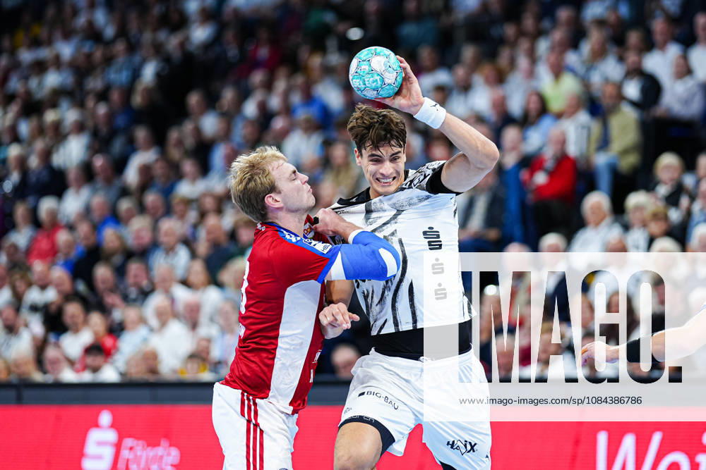 Einar Olafsson (Handball Club Hamburg, 23), Julian Köster (THW Kiel, 07) GER, THW Kiel vs. Handball Club Hamburg, Handball, 1. Bundesliga, Spieltag 8, Saison 2026 2027, 11.10.2026 GER, THW Kiel vs. Handball Club Hamburg, Handball, 1. Bundesliga, Spieltag 8, Saison 2026 2027, 11.10.2026 Kiel