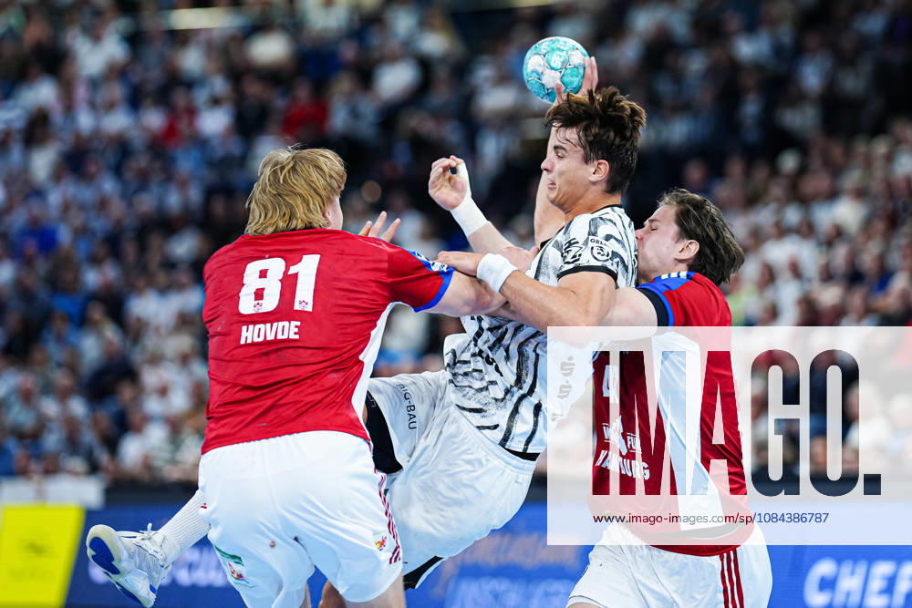 Martin Hovde (Handball Club Hamburg, 81), Julian Köster (THW Kiel, 07), Jan-Chirstian Schmidt (Handball Club Hamburg, 42) GER, THW Kiel vs. Handball Club Hamburg, Handball, 1. Bundesliga, Spieltag 8, Saison 2026 2027, 11.10.2026 GER, THW Kiel vs. Handball Club Hamburg, Handball, 1. Bundesliga, Spieltag 8, Saison 2026 2027, 11.10.2026 Kiel