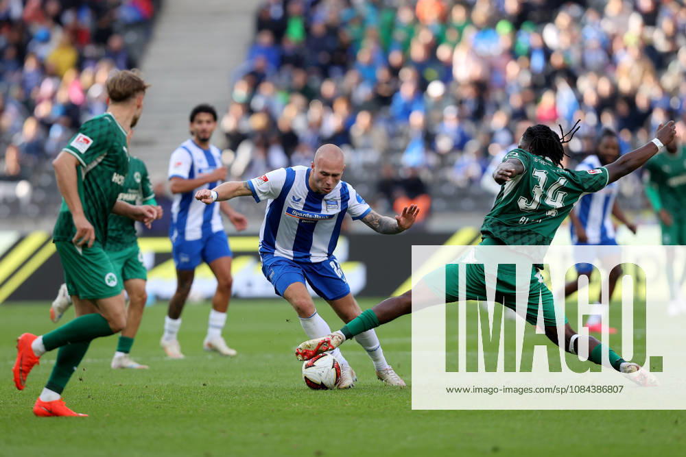Fussball 2.Bundesliga, Hertha BSC Berlin - SpVgg Greuther Fuerth v.l. Jon Dagur Thorsteinsson (Hertha BSC Berlin) Hendry Blank (Greuther Fürth Fuerth) Zweikampf, Aktion, action, battle for the ball Berlin