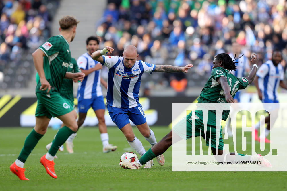 Fussball 2.Bundesliga, Hertha BSC Berlin - SpVgg Greuther Fuerth v.l. Jon Dagur Thorsteinsson (Hertha BSC Berlin) Hendry Blank (Greuther Fürth Fuerth) Zweikampf, Aktion, action, battle for the ball Berlin