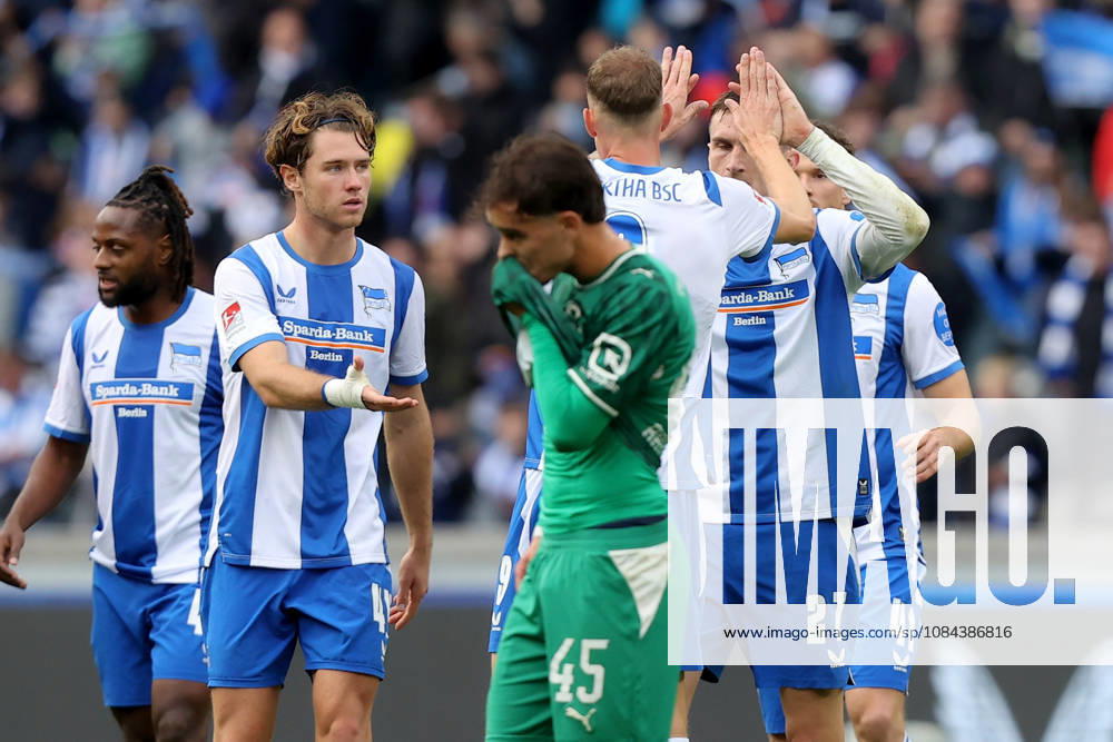 Fussball 2.Bundesliga, Hertha BSC Berlin - SpVgg Greuther Fuerth v.l. Niklas Kolbe (Hertha BSC Berlin) Gustaf Nilsson (Hertha BSC Berlin) Jubel, Freude über den Sieg Berlin
