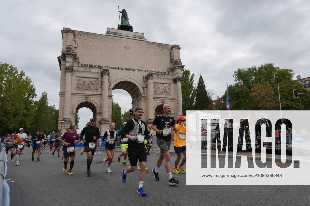 Munich Marathon 2026 MUNICH, GERMANY - OCTOBER 11: Runners pass the Siegestor victory gate during the 2026 Munich Marathon in Munich, Germany on October 11, 2026. Merve Goettl Anadolu Munih Germany. Editorial use only. Please get in touch for any other usage.