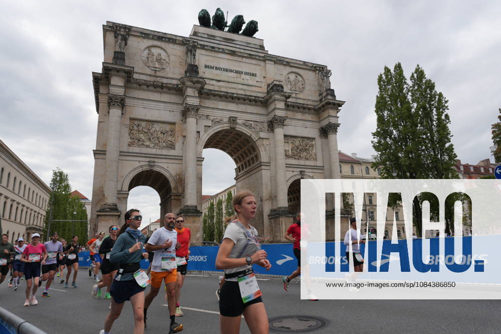 Munich Marathon 2026 MUNICH, GERMANY - OCTOBER 11: Runners pass the Siegestor triumphal arch during the 2026 Munich Marathon in Munich, Germany on October 11, 2026. The annual race takes participants through central Munich landmarks along its 42.195-kilometer course. Merve Goettl Anadolu Munih Germany. Editorial use only. Please get in touch for any other usage.