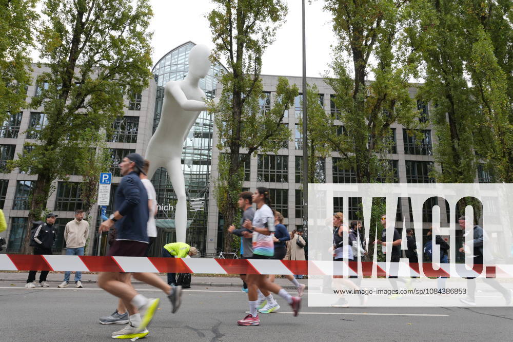 Munich Marathon 2026 MUNICH, GERMANY - OCTOBER 11: Runners pass a large white running figure sculpture during the 2026 Munich Marathon in Munich, Germany on October 11, 2026. The annual race takes participants through the streets of the Bavarian capital. Merve Goettl Anadolu Munih Germany. Editorial use only. Please get in touch for any other usage.