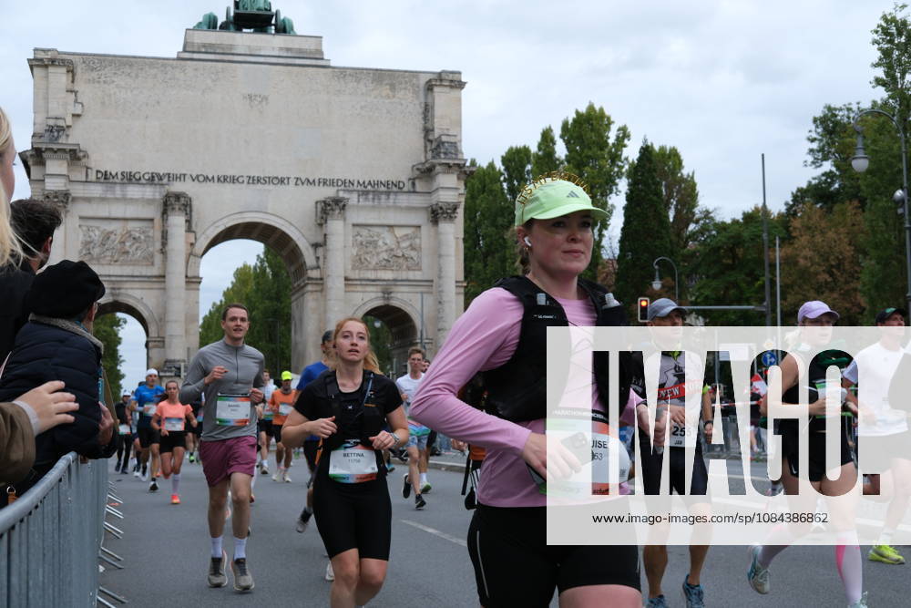 Munich Marathon 2026 MUNICH, GERMANY - OCTOBER 11: Runners pass the Siegestor victory arch during the 2026 Munich Marathon in Munich, Germany on October 11, 2026. Merve Goettl Anadolu Munih Germany. Editorial use only. Please get in touch for any other usage.