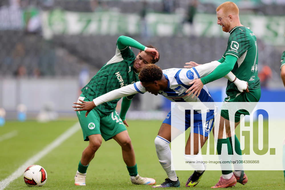 Fussball 2.Bundesliga, Hertha BSC Berlin - SpVgg Greuther Fuerth v.l. Silas Joel Prüfrock (Greuther Fürth Fuerth) Farid Alfa-Ruprecht (Hertha BSC Berlin) Christos Mandas (Griechenland) Zweikampf, Aktion, action, battle for the ball Berlin