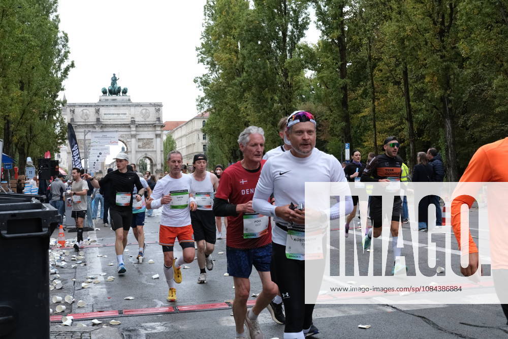 Munich Marathon 2026 MUNICH, GERMANY - OCTOBER 11: Runners pass a refreshment station near the Siegestor victory gate during the 2026 Munich Marathon in Munich, Germany on October 11, 2026. Merve Goettl Anadolu Munih Germany. Editorial use only. Please get in touch for any other usage.