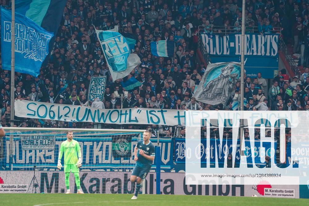 Deutschland: Fussball 2.Bundesliga 2026 2027, 7. Spieltag - VfL Bochum vs Arminia Bielefeld - Vonovia Ruhrstadion (Bochum): Fans des VfL Bochum präsentieren auf der Ostkurve ein Transparent mit der Aufschrift öUnwohl˜ ist hier nur euch! und schwenken blau-weiße Fahnen. Bochum Vonovia Ruhrstadion Deutschland