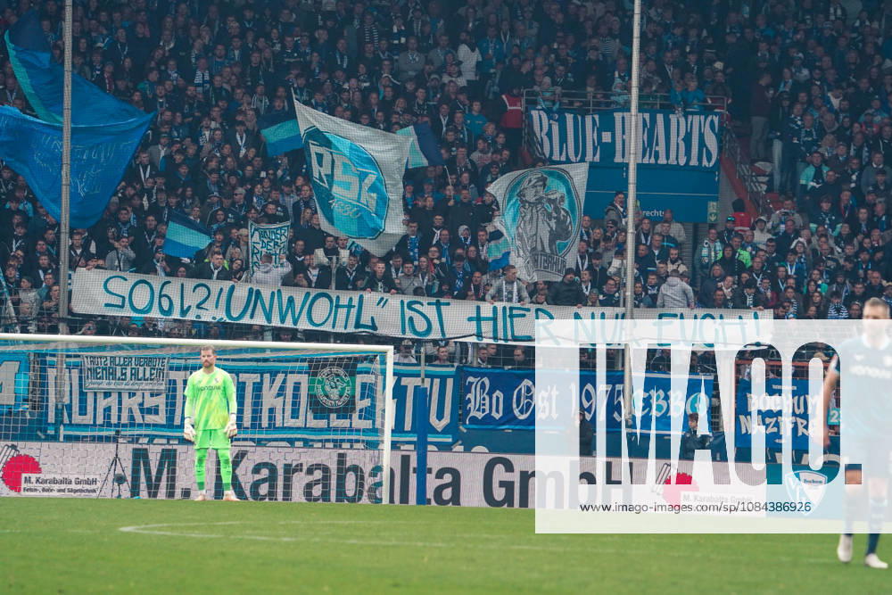 Deutschland: Fussball 2.Bundesliga 2026 2027, 7. Spieltag - VfL Bochum vs Arminia Bielefeld - Vonovia Ruhrstadion (Bochum): Fans des VfL Bochum präsentieren auf der Ostkurve ein Transparent mit der Aufschrift öUnwohl˜ ist hier nur euch! und schwenken blau-weiße Fahnen. Bochum Vonovia Ruhrstadion Deutschland