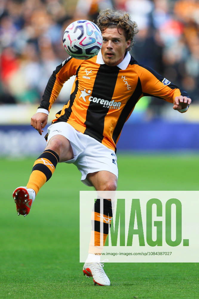 KINGSTON UPON HULL, ENGLAND, OCTOBER 11: Regan Slater of Hull City controls the ball during a Premier League 2026-27 match between Hull City and Everton FC at the MKM Stadium on October 11, 2026 in Kingston Upon Hull, England. (Photo by Zach Forster Sports Press Photo)