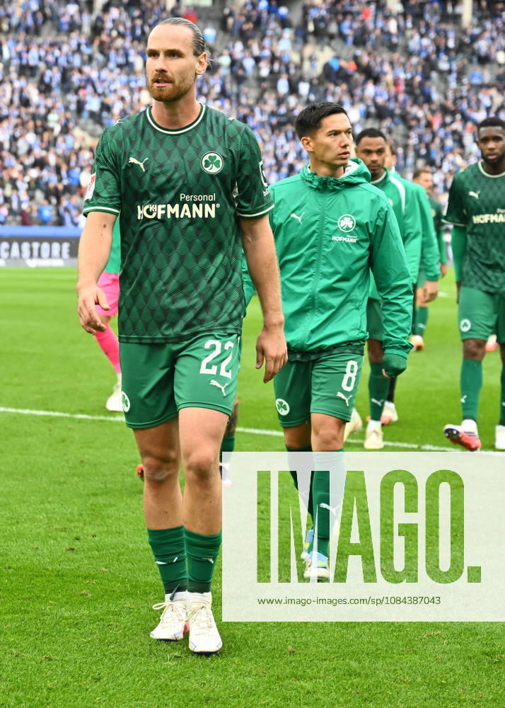 Fussball - Saison 2026 2027 - 2. Fussball - Bundesliga - 07. Spieltag: Hertha BSC Berlin - SpVgg Greuther Fürth ( Kleeblatt ) - Sportfoto Zink - - DFL regulations prohibit any use of photographs as image sequences and or quasi-video - only for editorial use - Jannis Heuer (22, SpVgg Greuther Fürth ) Shinta Appelkamp (8, SpVgg Greuther Fürth ) enttäuscht Enttäuschung nach Spielende