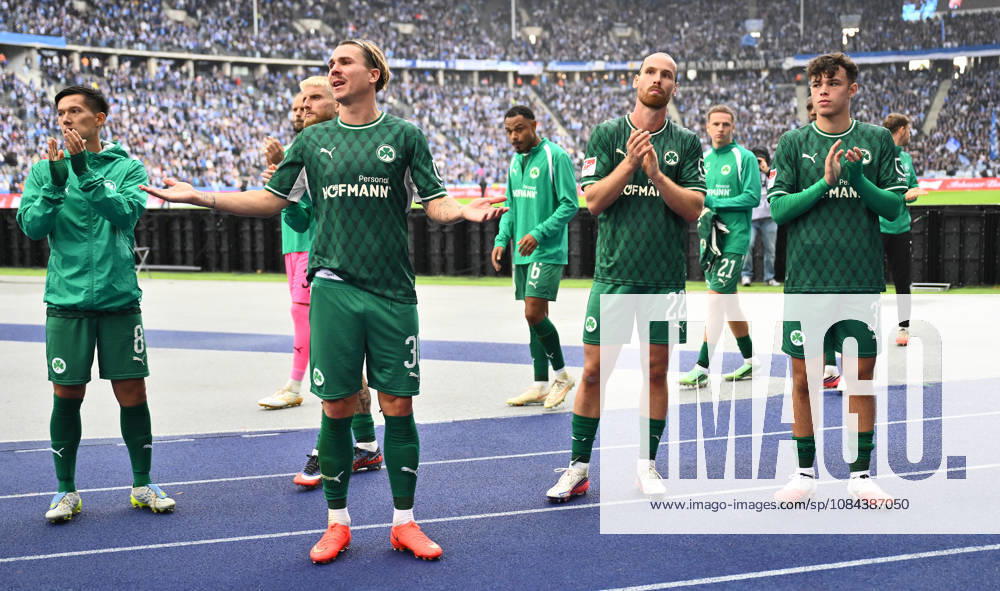 Fussball - Saison 2026 2027 - 2. Fussball - Bundesliga - 07. Spieltag: Hertha BSC Berlin - SpVgg Greuther Fürth ( Kleeblatt ) - Sportfoto Zink - - DFL regulations prohibit any use of photographs as image sequences and or quasi-video - only for editorial use - Shinta Appelkamp (8, SpVgg Greuther Fürth ) Felix Klaus (30, SpVgg Greuther Fürth ) Jannis Heuer (22, SpVgg Greuther Fürth ) Faton Ademi (37, SpVgg Greuther Fürth ) nach Spielende