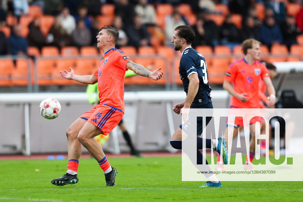Fussball, Herren, Regionalliga Nord, 14. Spieltag, VfB Oldenburg - BSV Kickers Emden Luc Ihorst (orange 14 BSV Kickers Emden) im Zweikampf mit Ermal Pepshi (34 VfB Oldenburg)