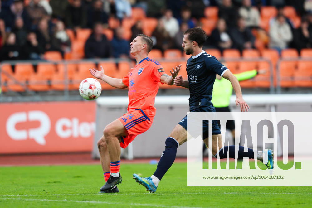 Fussball, Herren, Regionalliga Nord, 14. Spieltag, VfB Oldenburg - BSV Kickers Emden Luc Ihorst (orange 14 BSV Kickers Emden) im Zweikampf mit Ermal Pepshi (34 VfB Oldenburg)