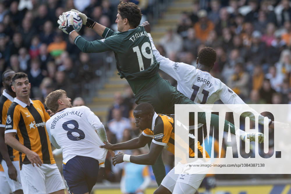 Hull City v Everton Premier League Hull City goalkeeper Konstantinos Tzolakis clashes with Thierno Barry of Everton during the Premier League match between Hull City and Everton at the MKM Stadium, Hull. 11 10 2026 UK Newspapers OUT