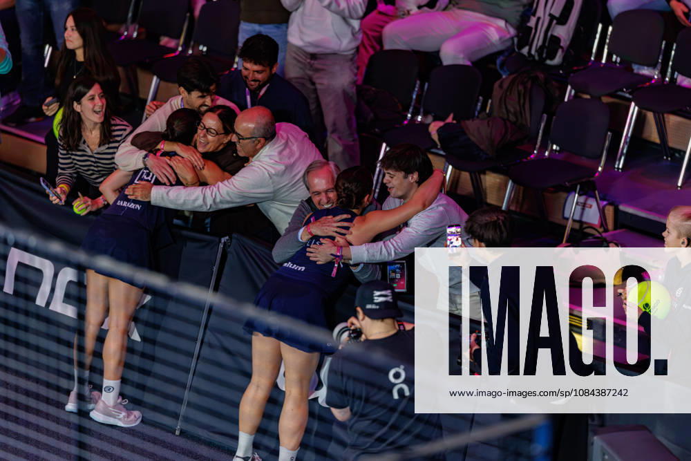 DÜSSELDORF, GERMANY - 11 OCTOBER 2026: Image shows the victory celebration of Martina Calvo (ESP) and Claudia Fernandez Sanchez (ESP) with family during CUPRA Germany Premier Padel P2 2026 Day 8: Finals at CASTELLO Düsseldorf on 11 10 2026 in Düsseldorf, Germany. Germany