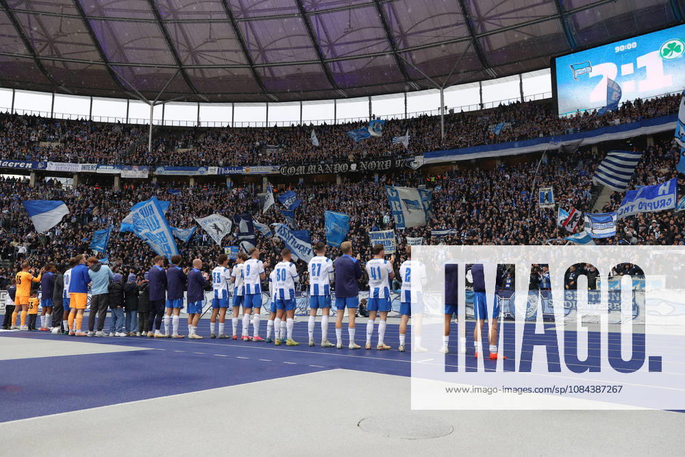Fussball 2.Bundesliga, Hertha BSC Berlin - SpVgg Greuther Fuerth v.l. Jubel, Freude über den Sieg Fans Zuschauer Hertha BSC Trikots Schals Fahnen Emotionen Ultras Harlekinz Berlin
