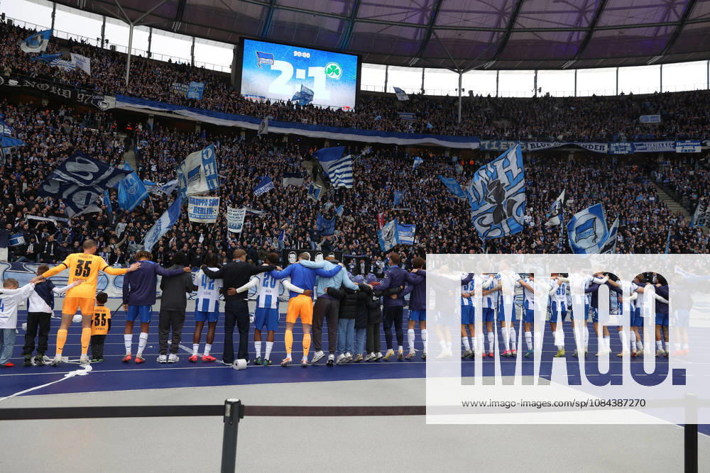 Fussball 2.Bundesliga, Hertha BSC Berlin - SpVgg Greuther Fuerth v.l. Jubel, Freude über den Sieg Fans Zuschauer Hertha BSC Trikots Schals Fahnen Emotionen Ultras Harlekinz Berlin