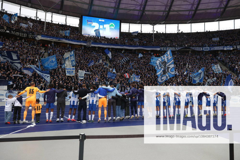Fussball 2.Bundesliga, Hertha BSC Berlin - SpVgg Greuther Fuerth v.l. Jubel, Freude über den Sieg Fans Zuschauer Hertha BSC Trikots Schals Fahnen Emotionen Ultras Harlekinz Berlin