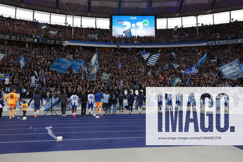 Fussball 2.Bundesliga, Hertha BSC Berlin - SpVgg Greuther Fuerth v.l. Jubel, Freude über den Sieg Fans Zuschauer Hertha BSC Trikots Schals Fahnen Emotionen Ultras Harlekinz Berlin
