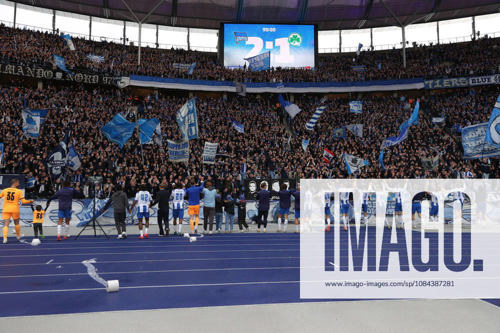 Fussball 2.Bundesliga, Hertha BSC Berlin - SpVgg Greuther Fuerth v.l. Jubel, Freude über den Sieg Fans Zuschauer Hertha BSC Trikots Schals Fahnen Emotionen Ultras Harlekinz Berlin