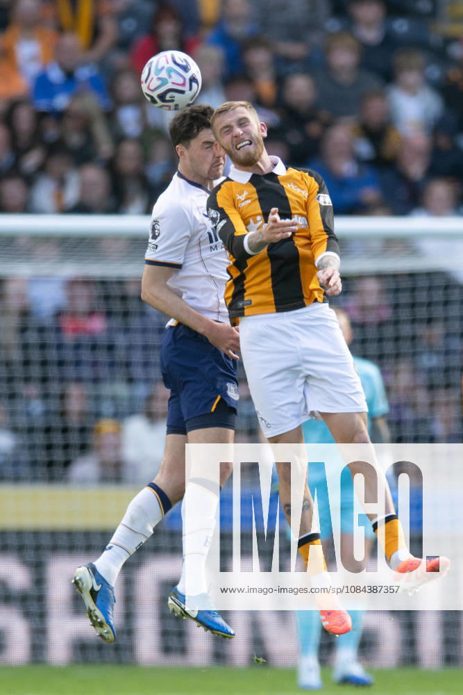 Hull City v Everton Premier League Oliver McBurnie of Hull City in an aerial challenge with an Everton player during the Premier League match between Hull City and Everton at the MKM Stadium, Hull. 11 10 2026 UK Newspapers OUT