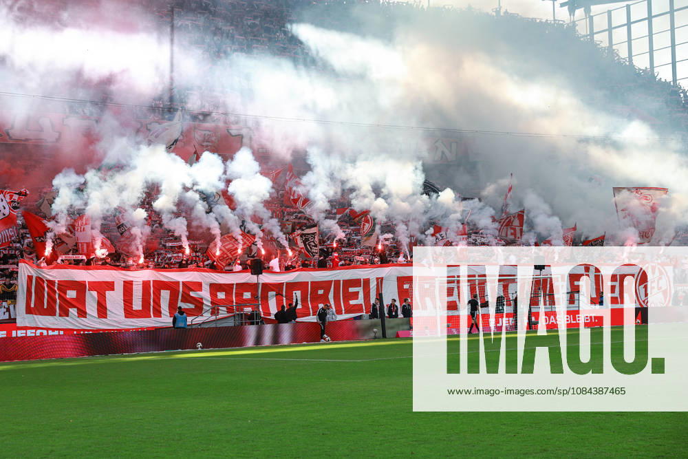 1. Bundesliga - 26 27 - 1. FC Köln - Borussia Mönchengladbach am 11.10.2026 im RheinEnergieSTADION in Köln Die Köln Koeln Fans in der Südkurve Suedkurve zünden Pyrotechnik